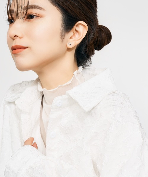 Jewel closet by L&Co.(ジュエルクローゼットバイエルアンドコー)の「K10 ホワイトゴールド フラワー モチーフ ピアス(ピアス(両耳用)・メンズ・ホワイト系その他2/ホワイト系その他3/ホワイト系その他・FREE)」の5枚目の写真