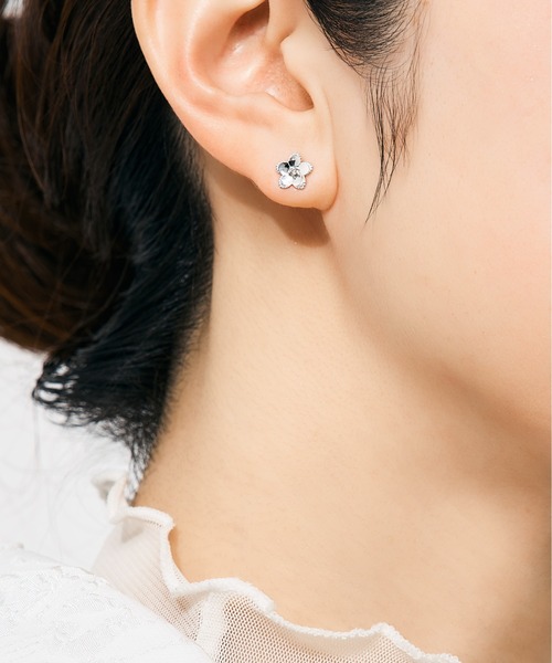 Jewel closet by L&Co.(ジュエルクローゼットバイエルアンドコー)の「K10 ホワイトゴールド フラワー モチーフ ピアス(ピアス(両耳用)・メンズ・ホワイト系その他2/ホワイト系その他3/ホワイト系その他・FREE)」の6枚目の写真