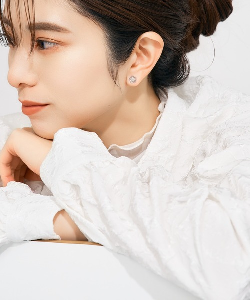Jewel closet by L&Co.(ジュエルクローゼットバイエルアンドコー)の「K10 ホワイトゴールド フラワー モチーフ ピアス(ピアス(両耳用)・メンズ・ホワイト系その他2/ホワイト系その他3/ホワイト系その他・FREE)」の9枚目の写真