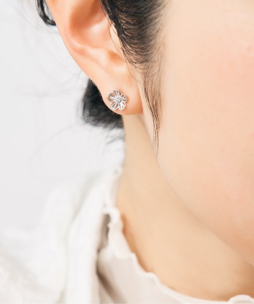 Jewel closet by L&Co.(ジュエルクローゼットバイエルアンドコー)の「K10 ホワイトゴールド フラワー モチーフ ピアス(ピアス(両耳用)・メンズ・ホワイト系その他2/ホワイト系その他3/ホワイト系その他・FREE)」の10枚目の写真