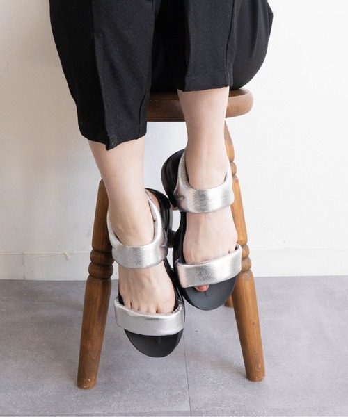 Fabby fabby(ファビィーファビィー)の「フィットダブルベルト厚底サンダル(サンダル・レディース・オフホワイト/シルバー/ブラック・SMALL/MEDIUM/LARGE)」の8枚目の写真