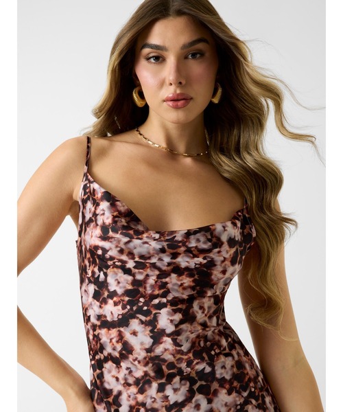 Guess（ゲス）の「NEW Akilina Dress ワンピース ドレス（ワンピース・レディース・ブラック/ブラウン・X-SMALL/SMALL/MEDIUM）」の7枚目の写真