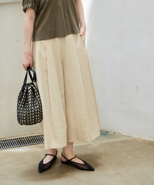 qualite（カリテ）の「【接触冷感】ナチュラルシャンブレーフレアパンツ/オフィスカジュアル/夏服（その他パンツ・レディース・ベージュ/グリーン/ブラック・36/38/40）」の2枚目の写真