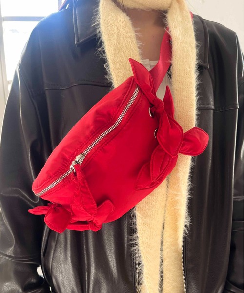 Casselini(キャセリーニ)の「CASSELINI/キャセリーニ リボンウエストポーチ(ボディバッグ/ウエストポーチ・レディース・レッド/シルバー/ブラック・ONE SIZE)」の2枚目の写真