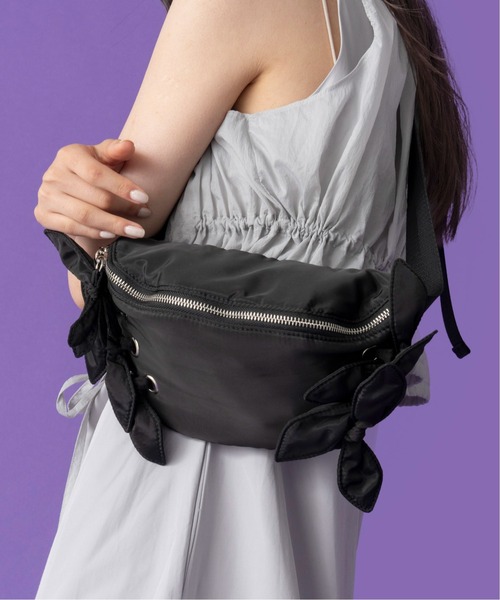 Casselini(キャセリーニ)の「CASSELINI/キャセリーニ リボンウエストポーチ(ボディバッグ/ウエストポーチ・レディース・レッド/シルバー/ブラック・ONE SIZE)」の1枚目の写真