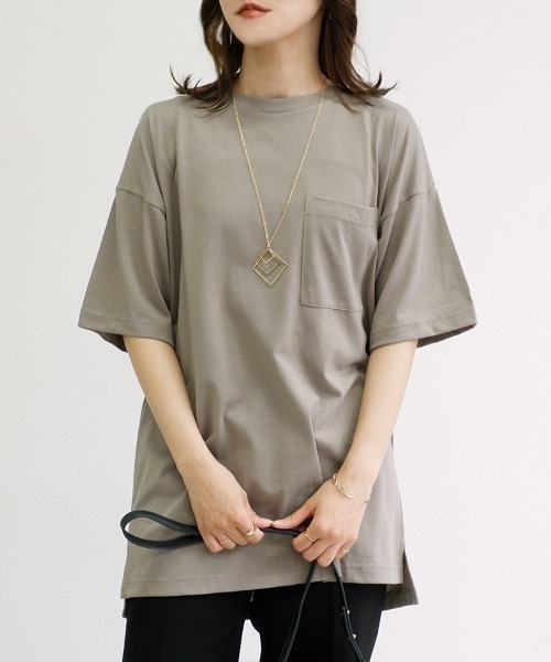 CLOTHY(クロシィ)の「【男女問わずちょうどいい、“マイサイズ感”】ユニセックスポケ付オーバーサイズTシャツ(Tシャツ/カットソー・レディース・オフホワイト/ブラウン/グリーン/エメラルド/カーキ/ベージュ/ネイビー/チャコールグレー/ブラック/ブルー・FREE)」の6枚目の写真