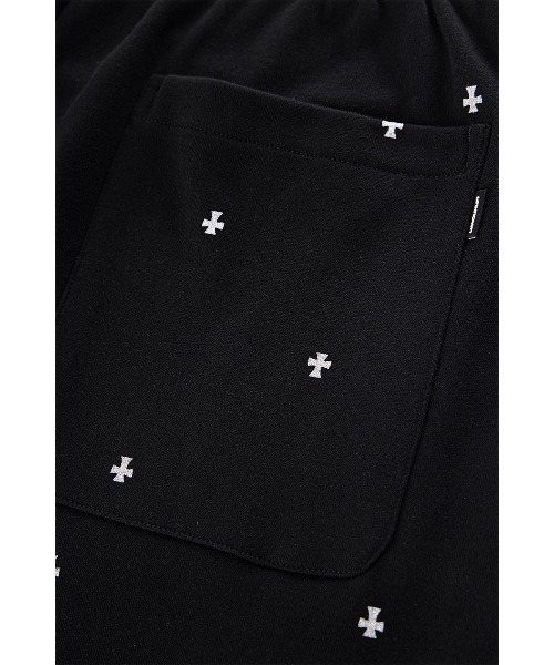 UNKNOWN LONDON（アンノウン・ロンドン）の「ショーツ｜Tiny Cross Glitter Baggy Sweat Shorts｜Unknown London（スウェットパンツ・メンズ・ブラック/オフホワイト・X-LARGE/LARGE/MEDIUM/SMALL）」の4枚目の写真