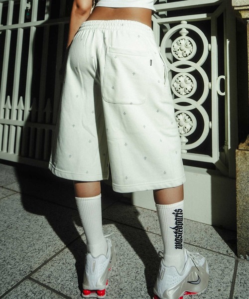 UNKNOWN LONDON（アンノウン・ロンドン）の「ショーツ｜Tiny Cross Glitter Baggy Sweat Shorts｜Unknown London（スウェットパンツ・メンズ・ブラック/オフホワイト・X-LARGE/LARGE/MEDIUM/SMALL）」の11枚目の写真