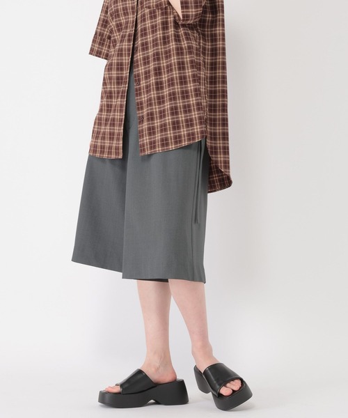 studio CLIP（スタディオクリップ）の「【daily CLIP】バミューダパンツ（スラックス・レディース・ベージュ/グレー・FREE）」の4枚目の写真