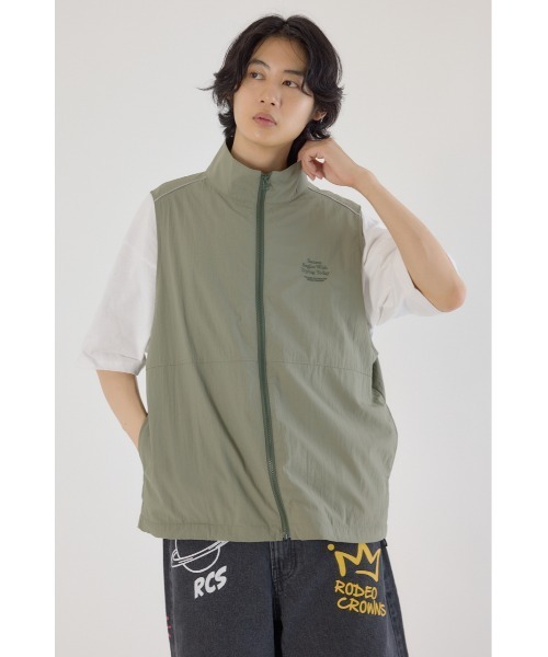 RODEO CROWNS WIDE BOWL（ロデオクラウンズワイドボウル）の「ドロストスタンドネックベスト（ベスト・メンズ・チャコールグレー/ライトカーキ/ブラック・FREE）」の3枚目の写真