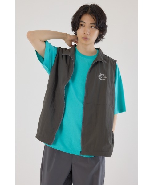 RODEO CROWNS WIDE BOWL（ロデオクラウンズワイドボウル）の「ドロストスタンドネックベスト（ベスト・メンズ・チャコールグレー/ライトカーキ/ブラック・FREE）」の2枚目の写真