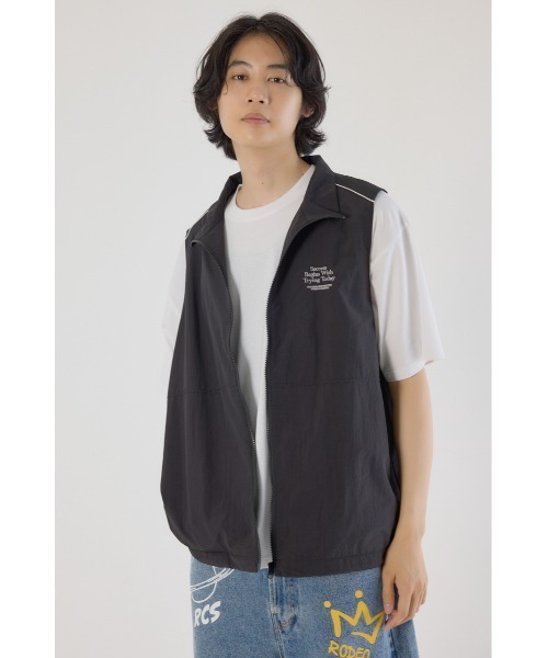 RODEO CROWNS WIDE BOWL（ロデオクラウンズワイドボウル）の「ドロストスタンドネックベスト（ベスト・メンズ・チャコールグレー/ライトカーキ/ブラック・FREE）」の18枚目の写真