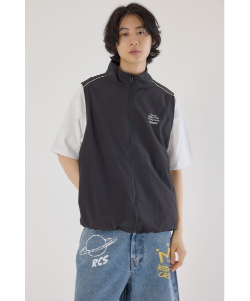 RODEO CROWNS WIDE BOWL（ロデオクラウンズワイドボウル）の「ドロストスタンドネックベスト（ベスト・メンズ・チャコールグレー/ライトカーキ/ブラック・FREE）」の21枚目の写真