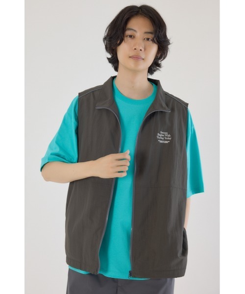 RODEO CROWNS WIDE BOWL（ロデオクラウンズワイドボウル）の「ドロストスタンドネックベスト（ベスト・メンズ・チャコールグレー/ライトカーキ/ブラック・FREE）」の4枚目の写真