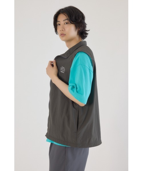 RODEO CROWNS WIDE BOWL（ロデオクラウンズワイドボウル）の「ドロストスタンドネックベスト（ベスト・メンズ・チャコールグレー/ライトカーキ/ブラック・FREE）」の6枚目の写真