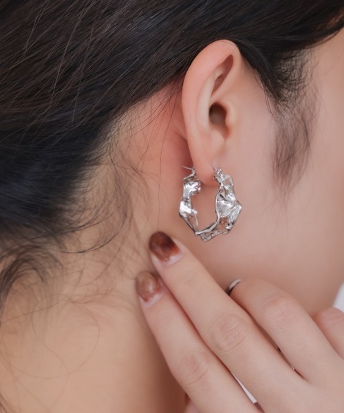 Bab(バブ)の「ニュアンスネジリフープピアス(ピアス(両耳用)・レディース・シルバー/ゴールド・ONESIZE)」の1枚目の写真