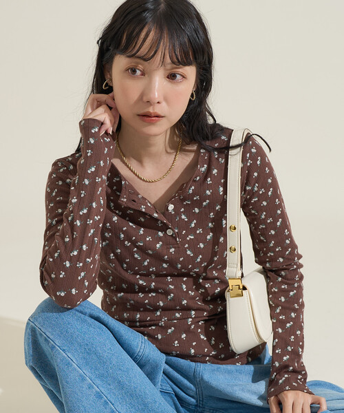 FREAK'S STORE（フリークスストア）の「花柄針抜き フライス ヘンリーネック ロンT（Tシャツ/カットソー・レディース・チャコール/ライトグレー/ブラウン/オフホワイト・ﾌﾘ-）」の4枚目の写真