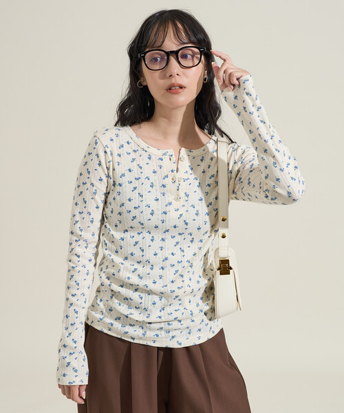 FREAK'S STORE（フリークスストア）の「花柄針抜き フライス ヘンリーネック ロンT（Tシャツ/カットソー・レディース・チャコール/ライトグレー/ブラウン/オフホワイト・ﾌﾘ-）」の1枚目の写真