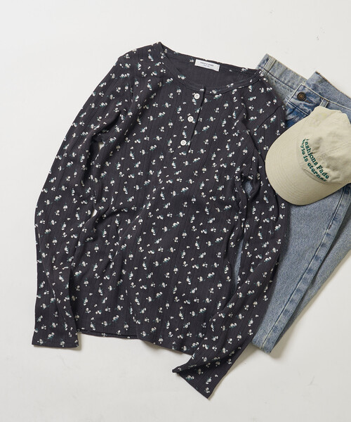 FREAK'S STORE（フリークスストア）の「花柄針抜き フライス ヘンリーネック ロンT（Tシャツ/カットソー・レディース・チャコール/ライトグレー/ブラウン/オフホワイト・ﾌﾘ-）」の3枚目の写真