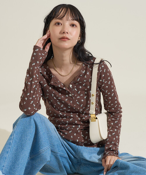 FREAK'S STORE（フリークスストア）の「花柄針抜き フライス ヘンリーネック ロンT（Tシャツ/カットソー・レディース・チャコール/ライトグレー/ブラウン/オフホワイト・ﾌﾘ-）」の21枚目の写真