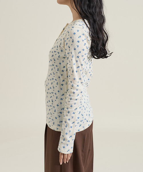 FREAK'S STORE（フリークスストア）の「花柄針抜き フライス ヘンリーネック ロンT（Tシャツ/カットソー・レディース・チャコール/ライトグレー/ブラウン/オフホワイト・ﾌﾘ-）」の12枚目の写真