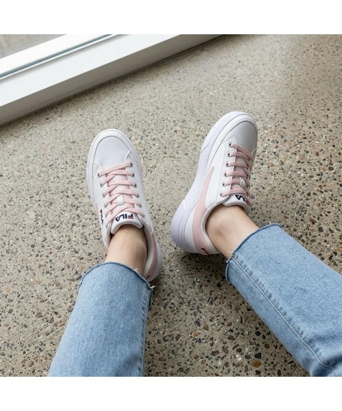 FILA(フィラ)の「COURT PLUMPY FEATHERY V2(スニーカー・レディース・ホワイト×ピンク・23.0cm/24.0cm/25.0cm/26.0cm/27.0cm/28.0cm/22.0cm)」の1枚目の写真