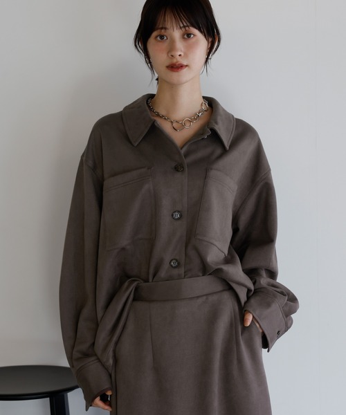 shetila(シェティラ)の「【セットアップ対応】ストレッチフェイクスエード オーバーサイズ シャツジャケット(シャツ/ブラウス・レディース・チャコール/ブラウン/キャメル・M)」の4枚目の写真