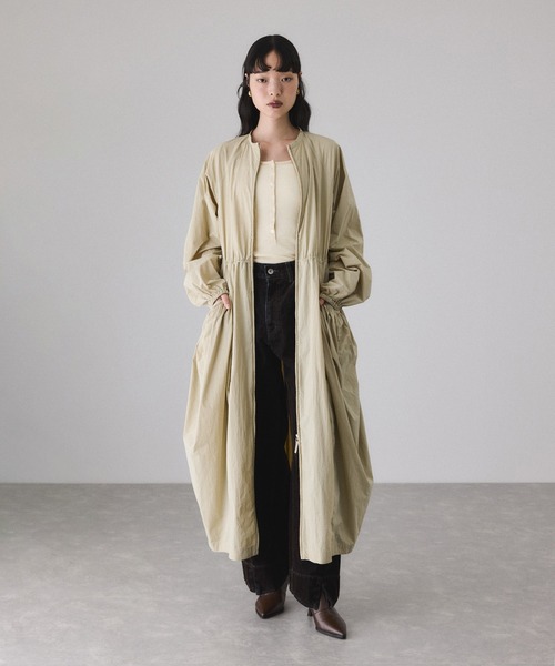 ADAM ET ROPE'（アダムエロペ）の「ナイロンコクーンワンピースコート（ナイロンジャケット・レディース・ブラック/ベージュ・FREE）」の3枚目の写真