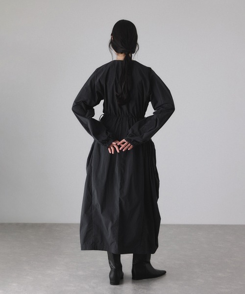 ADAM ET ROPE'（アダムエロペ）の「ナイロンコクーンワンピースコート（ナイロンジャケット・レディース・ブラック/ベージュ・FREE）」の7枚目の写真