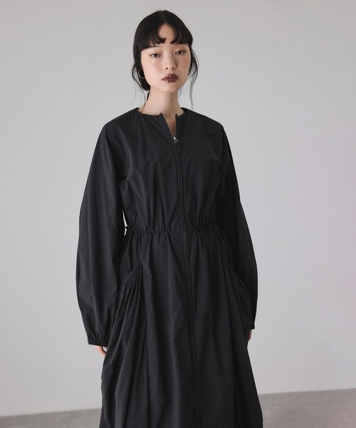 ADAM ET ROPE'（アダムエロペ）の「ナイロンコクーンワンピースコート（ナイロンジャケット・レディース・ブラック/ベージュ・FREE）」の8枚目の写真