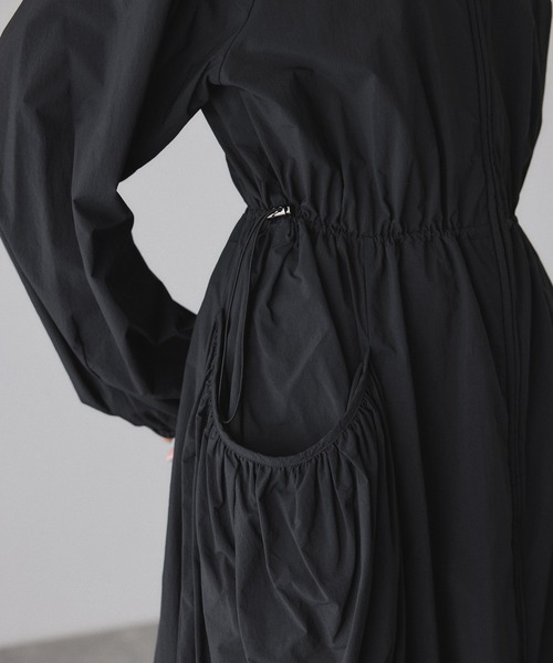 ADAM ET ROPE'（アダムエロペ）の「ナイロンコクーンワンピースコート（ナイロンジャケット・レディース・ブラック/ベージュ・FREE）」の10枚目の写真