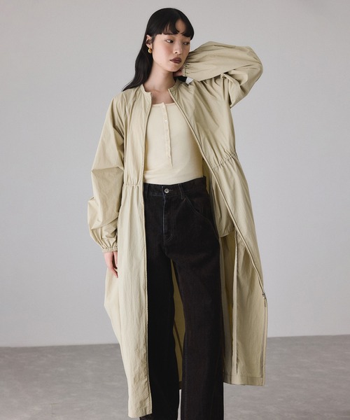 ADAM ET ROPE'（アダムエロペ）の「ナイロンコクーンワンピースコート（ナイロンジャケット・レディース・ブラック/ベージュ・FREE）」の12枚目の写真