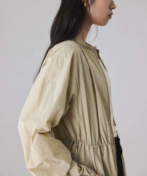 ADAM ET ROPE'（アダムエロペ）の「ナイロンコクーンワンピースコート（ナイロンジャケット・レディース・ブラック/ベージュ・FREE）」の13枚目の写真