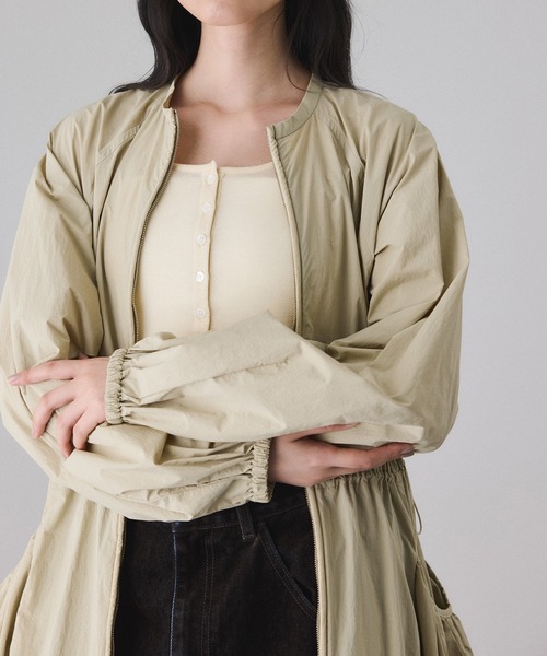 ADAM ET ROPE'（アダムエロペ）の「ナイロンコクーンワンピースコート（ナイロンジャケット・レディース・ブラック/ベージュ・FREE）」の14枚目の写真