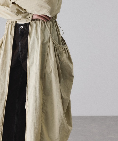 ADAM ET ROPE'（アダムエロペ）の「ナイロンコクーンワンピースコート（ナイロンジャケット・レディース・ブラック/ベージュ・FREE）」の15枚目の写真