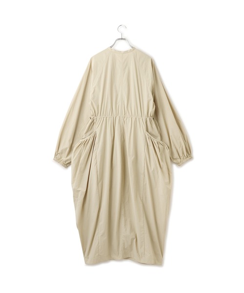 ADAM ET ROPE'（アダムエロペ）の「ナイロンコクーンワンピースコート（ナイロンジャケット・レディース・ブラック/ベージュ・FREE）」の17枚目の写真