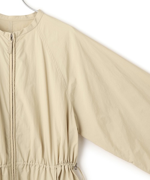 ADAM ET ROPE'（アダムエロペ）の「ナイロンコクーンワンピースコート（ナイロンジャケット・レディース・ブラック/ベージュ・FREE）」の19枚目の写真