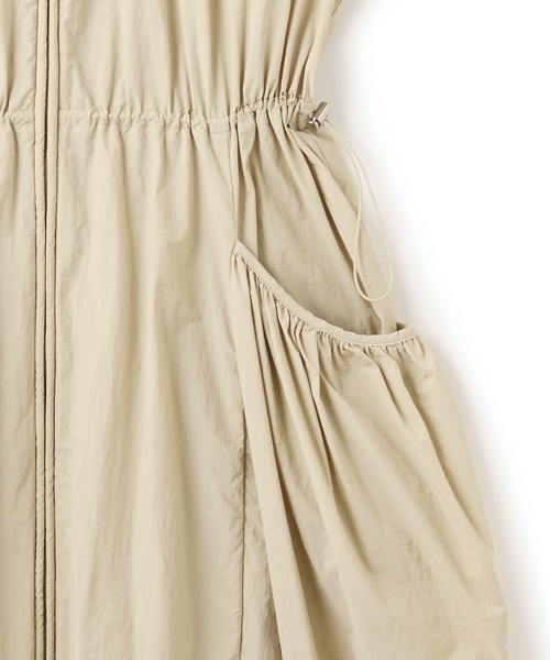 ADAM ET ROPE'（アダムエロペ）の「ナイロンコクーンワンピースコート（ナイロンジャケット・レディース・ブラック/ベージュ・FREE）」の21枚目の写真