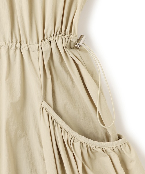 ADAM ET ROPE'（アダムエロペ）の「ナイロンコクーンワンピースコート（ナイロンジャケット・レディース・ブラック/ベージュ・FREE）」の22枚目の写真