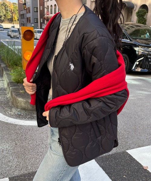 U.S. POLO ASSN.(ユーエスポロアッスン)の「【U.S. POLO ASSN.】オーバーサイズ ロイヤルキルティングジャケット ダブルジップ仕様 ノーカラージャケット(ノーカラージャケット・レディース・ブラック/カーキ・S/M/L)」の2枚目の写真