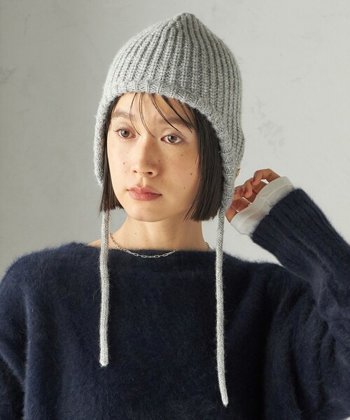 SHIPS（シップス）の「perah: ブローチ 付 イヤー フラップ ラメ ニット キャップ（ニットキャップ/ビーニー・レディース・グレー/ブラック・ONE SIZE）」の4枚目の写真