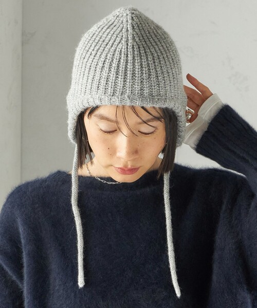 SHIPS（シップス）の「perah: ブローチ 付 イヤー フラップ ラメ ニット キャップ（ニットキャップ/ビーニー・レディース・グレー/ブラック・ONE SIZE）」の5枚目の写真