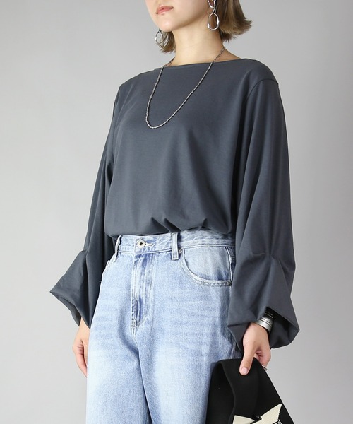 and it_(アンドイット)の「スタイルアップデザインスリーブカットソー(Tシャツ/カットソー・レディース・ブラック/チャコール・M~L/L~LL/LL~3L)」の1枚目の写真
