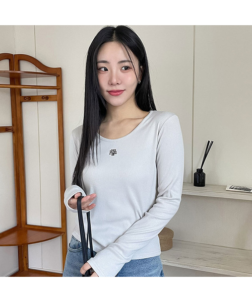 muahmuah（ムーアムーア）の「スティッチUネック長袖Tシャツ[7色]（Tシャツ/カットソー・レディース・クリーム/グレー/スカイブルー/アイボリー/ブラック/ネイビー/ライトグレー・FREE）」の4枚目の写真