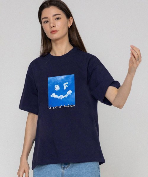 GRAVER（グレーバー）の「[ユニセックス]ドローイングスマイルクラウドロゴ半袖Tシャツ_ネイビー（Tシャツ/カットソー・レディース・ネイビー・LARGE/SMALL/X-LARGE/MEDIUM）」の2枚目の写真
