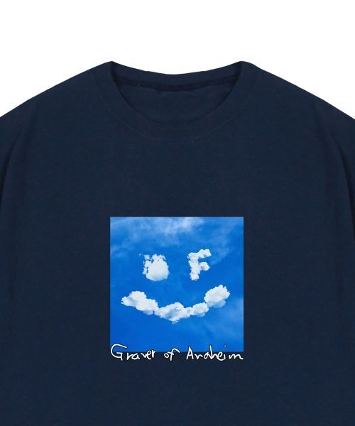 GRAVER（グレーバー）の「[ユニセックス]ドローイングスマイルクラウドロゴ半袖Tシャツ_ネイビー（Tシャツ/カットソー・レディース・ネイビー・LARGE/SMALL/X-LARGE/MEDIUM）」の3枚目の写真