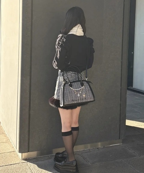 Maison de FLEUR（メゾンドフルール）の「チャーム付きツイード2Wayバッグ（ハンドバッグ・レディース・ライトピンク/ブラック・FREE）」の4枚目の写真