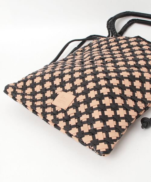 MASSIVE STORE(マッシブストア)の「【Swaraj/スワラージ】レザー・メッシSQ BAG?(羊革)(ショルダーバッグ・メンズ・ブラック/ブラック系その他・FREE)」の4枚目の写真