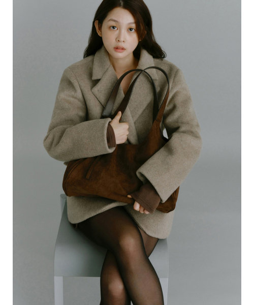 Yuje(ユジェ)の「SUEDE LIBER BAG_middle (2color)(ショルダーバッグ・レディース・ブラック/ダークブラウン・FREE)」の3枚目の写真