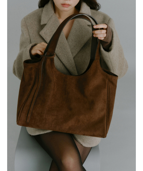 Yuje(ユジェ)の「SUEDE LIBER BAG_middle (2color)(ショルダーバッグ・レディース・ブラック/ダークブラウン・FREE)」の4枚目の写真
